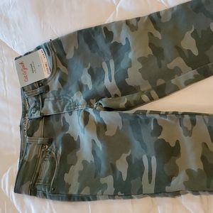 CAT AND JACK CAMOUFLAGE JEGGING SIZE 5 GIRLS